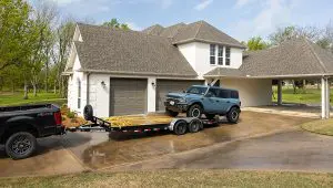 Loading a Ford Bronco onto a 5