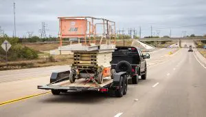 Truck carrying a scissor lift on the 6